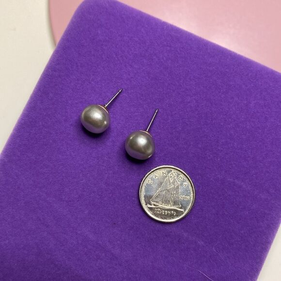 💛 Classic Avon Faux Grey Pearl Earrings - Picture 2 of 4